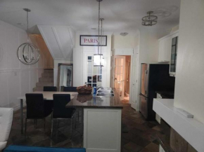Cityscape Comfort- Elegant 2-Bedroom Townhouse in the Heart of Vancouver